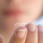 What Is the Difference Between Acuvue 2 & Acuvue Oasys?