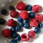 How to Freeze Raspberries and Blueberries Properly