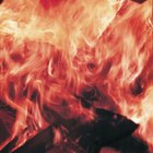 ¿Qué elementos son los responsables del color rojo en una llama?