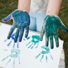 Cómo pintar las huellas de las manos y los pies de tu bebé