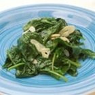 How to Make Wilted Spinach With Garlic