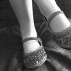 How to Select Shoes to Wear With Straight-Leg Pants (Women)