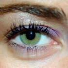 How to Put on Eyeliner & Eye Shadow