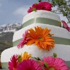 How to Decorate a Wedding Cake Using Artificial Flowers