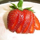 How to Freeze Fresh Strawberries With Sugar