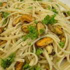 How to Cook Mussels With Pasta