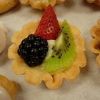 How to Arrange a Dessert Buffet Table