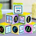 Decoración para un baby shower: bloques de construcción con arreglos florales