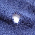 Cómo reparar un agujero de polilla en la lana tejida