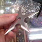 Como arremessar kunais e shurikens