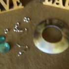 Cómo perforar agujeros pequeños en piedras y perlas