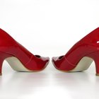 ¿Qué color de zapatos utilizarías con un vestido rojo formal?