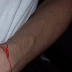 Cuál es el significado de las pulseras de cordel rojo