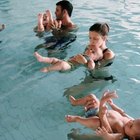 Cómo enselarle a un niño a nadar