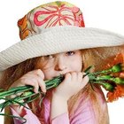 Cómo añadir accesorios a un sombrero para primavera
