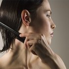 Como usar um pente quente para alisar seu cabelo