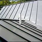 Cómo instalar un techo de tejas de zinc