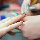 Cómo hacer diseños para las uñas en casa