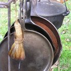 Cómo limpiar el óxido de las ollas de hierro forjado