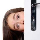 Como consertar uma porta que fecha sozinha