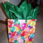 Como dobrar o papel de seda para que fique belamente exposto para fora das sacolas de presentes