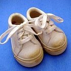 Cómo enseñar a un niño a atarse los cordones de los zapatos