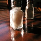 Como usar água com sal para induzir o vômito