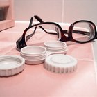 Por que minhas lentes de contato estão embaçadas?