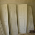 Cómo medir e instalar puertas plegadizas en un armario