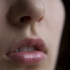 Cómo lograr labios rosados con elementos naturales