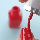 Cómo utilizar una lámpara ultravioleta para uñas
