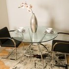 Cómo evitar que la cubierta de vidrio de una mesa se deslice