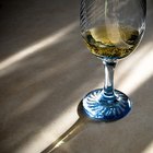 É seguro beber em copos de cristal de chumbo?