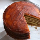 ¿Cuáles son las funciones de la harina de repostería en los pasteles horneados?