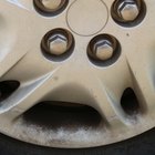 Cómo sujetar las tapas de las ruedas al borde de las mismas