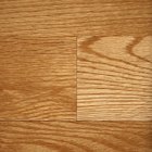 Cómo aplicar una pátina blanca a los pisos de madera