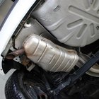 Quais as causas do som de chocalho debaixo do carro quando se acelera ou muda de marcha?