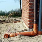 Instalar tuberías de drenaje alrededor de los cimientos de tu casa