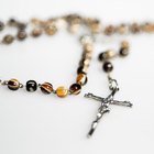 ¿Se puede usar un rosario como collar?