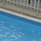 ¿Qué causa la especie de espuma jabonosa en el agua de la piscina?