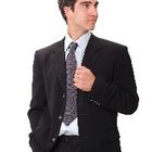 ¿Por qué tienen botones en las mangas los trajes para hombres?