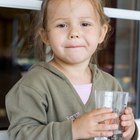 ¿Cuánta agua debe un niño beber al día?