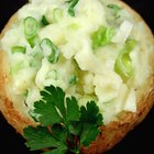 Calorías en una papa al horno con mantequilla y crema agria