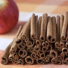 Cómo hacer un aromatizante de ambiente de manzana y canela