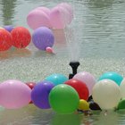 Juegos en el exterior para adolescentes con globos de agua 