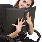 Cómo desbloquear la tensión de inclinación en una silla de oficina