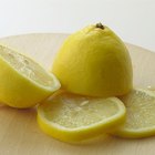 Como o suco de limão conduz eletricidade e acende uma lâmpada?