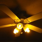 ¿Cómo dos interruptores controlan la luz y el ventilador de un ventilador de techo?