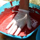 Cómo remover pintura de látex seca de un balde plástico