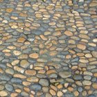 Como pavimentar usando pedras de rio e argamassa